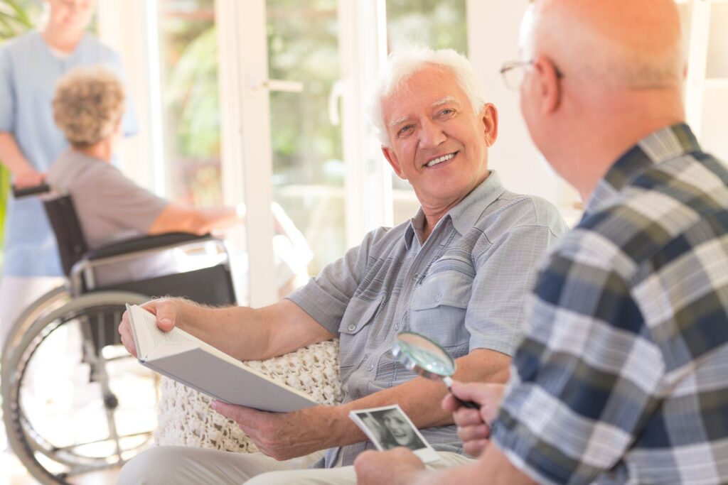 senior en ehpad lisant avec une loupe de lecture